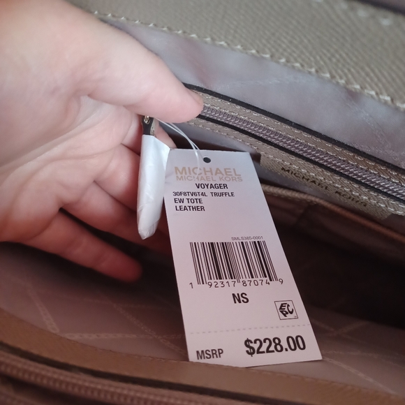 🤩👜Michael Kors EW Voyager Tote👜🤩 - Picture 15 of 16